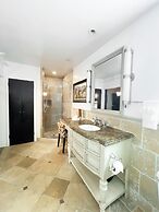 Catalina Courtyard Suites