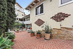 Catalina Courtyard Suites