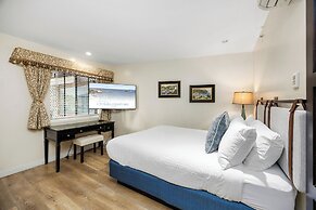 Catalina Courtyard Suites