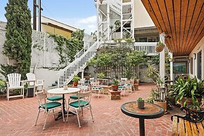 Catalina Courtyard Suites