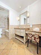 Catalina Courtyard Suites