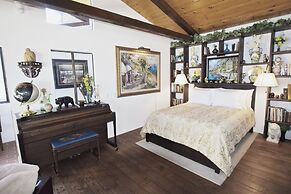 Catalina Courtyard Suites