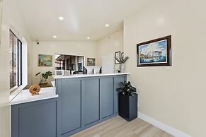 Catalina Courtyard Suites