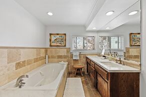 Catalina Courtyard Suites