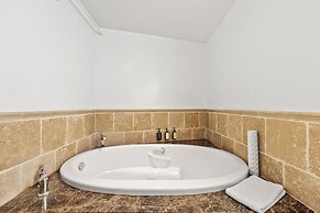 Catalina Courtyard Suites