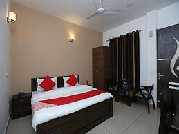 OYO 15674 Mahak Residency