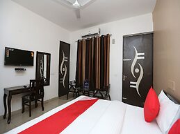 OYO 15674 Mahak Residency