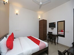 OYO 15674 Mahak Residency