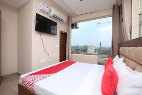 OYO 27743 Hotel Platina