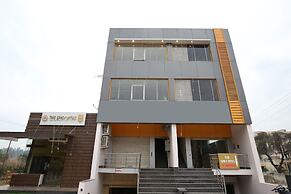 OYO 27743 Hotel Platina