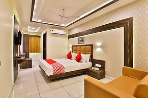 OYO 19501 Hotel Silver Palace