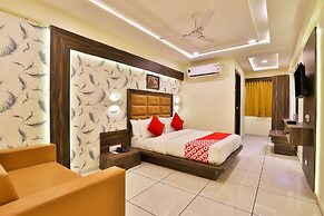 OYO 19501 Hotel Silver Palace