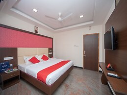 OYO 16595 Famous Residency