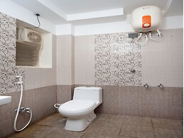 OYO 16595 Famous Residency