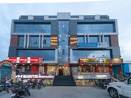 OYO 16595 Famous Residency