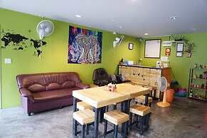 OYO 730 Meedee Hostel