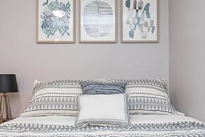 Mid Century Gem Comfort, Close to Train 3bd