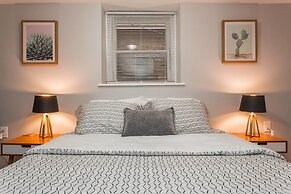 Mid Century Gem Comfort, Close to Train 3bd