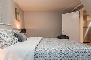 Mid Century Gem Comfort, Close to Train 3bd