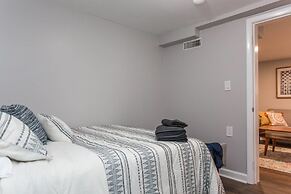 Mid Century Gem Comfort, Close to Train 3bd