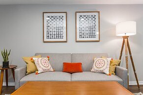 Mid Century Gem Comfort, Close to Train 3bd