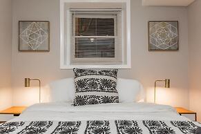 Mid Century Gem Comfort, Close to Train 3bd