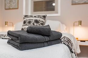 Mid Century Gem Comfort, Close to Train 3bd