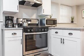 Mid Century Gem Comfort, Close to Train 3bd