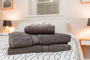 Mid Century Gem Comfort, Close to Train 3bd