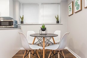 Mid Century Gem Comfort, Close to Train 3bd