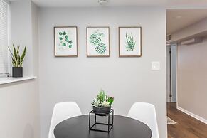 Mid Century Gem Comfort, Close to Train 3bd