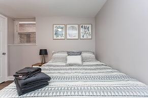 Mid Century Gem Comfort, Close to Train 3bd