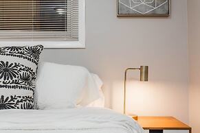 Mid Century Gem Comfort, Close to Train 3bd