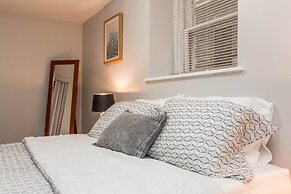 Mid Century Gem Comfort, Close to Train 3bd