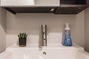 Mid Century Gem Comfort, Close to Train 3bd