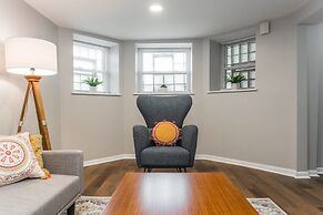 Mid Century Gem Comfort, Close to Train 3bd