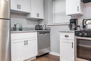 Mid Century Gem Comfort, Close to Train 3bd