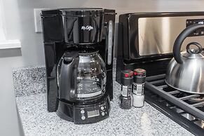 Mid Century Gem Comfort, Close to Train 3bd