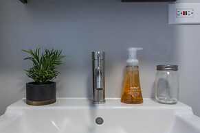 Mid Century Gem Comfort, Close to Train 3bd