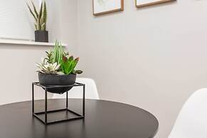 Mid Century Gem Comfort, Close to Train 3bd