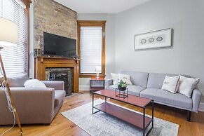 Depaul 2 BDR - Walk to Train, University, and More