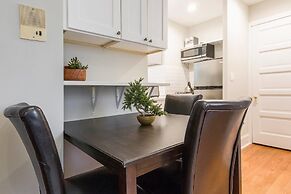 Depaul 2 BDR - Walk to Train, University, and More