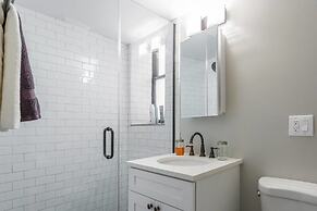 Depaul 2 BDR - Walk to Train, University, and More