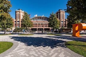 The Stratus - Vibrant Studio in Heart of Downtown