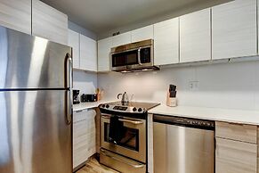 The Stratus - Vibrant Studio in Heart of Downtown