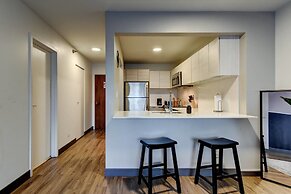 The Stratus - Vibrant Studio in Heart of Downtown
