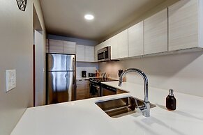 The Stratus - Vibrant Studio in Heart of Downtown