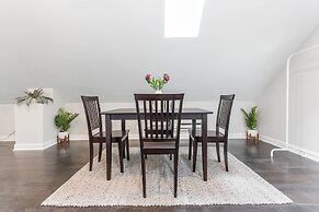 Unique Wrigleyville Gem