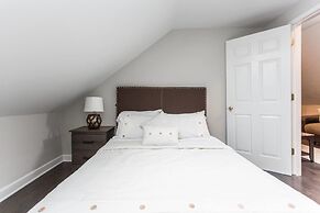 Unique Wrigleyville Gem