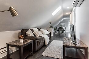 Unique Wrigleyville Gem